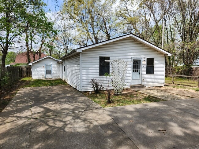 Building Photo - Spacious 2-Bedroom, 1-Bathroom Home AVAILA...