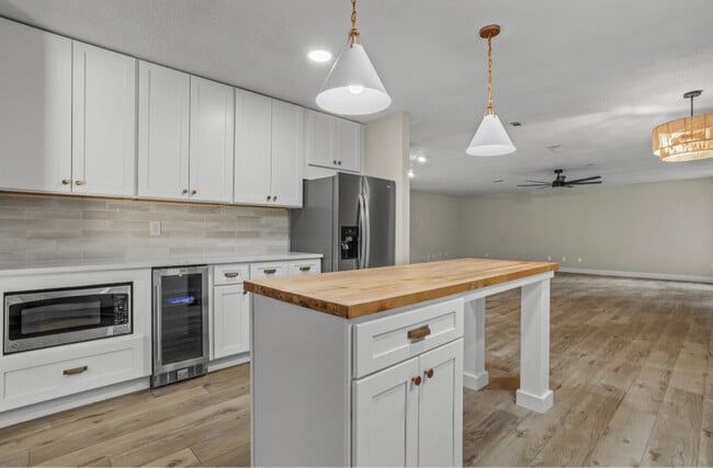 Building Photo - 371 Lakeview Blvd Rental
