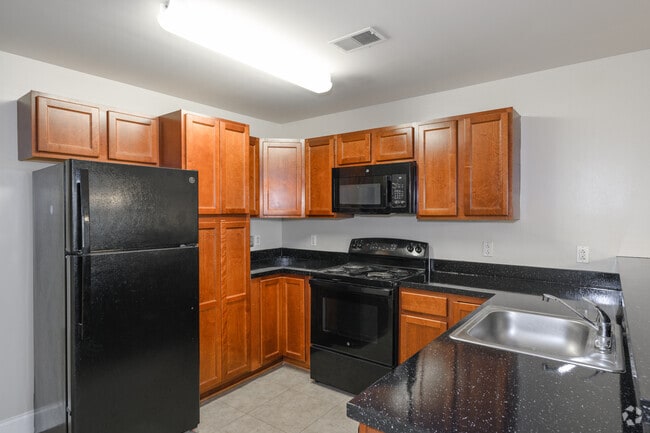 2BR, 2BA - 913SF - Kitchen