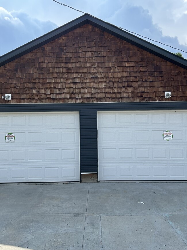 Building Photo - 11425-11467 67 St NW Unit 11425 - Garage