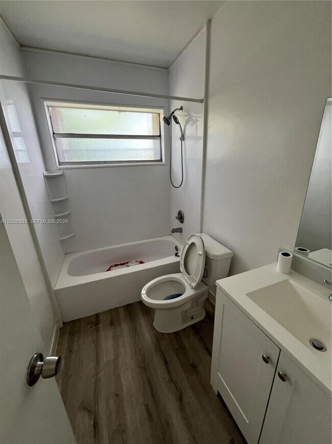 Photo - 334 E 21st St Unit 3