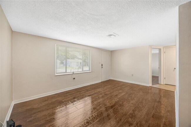 Photo - 7804 Niagara Dr