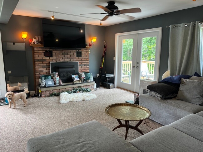 Living Room Furnished - 306 Heather Ln Unit Upstairs
