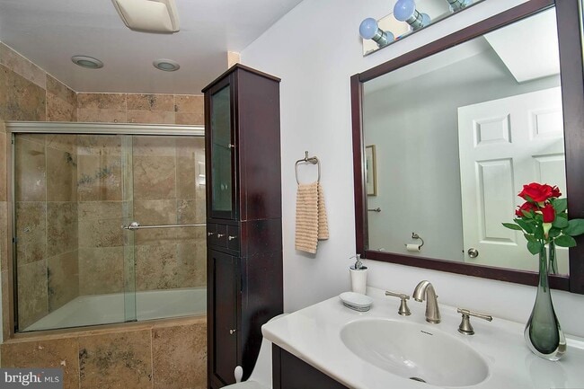 Photo - 615 3rd St NE