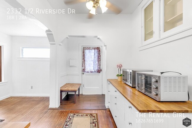 2332 1/2 Riverside Dr-