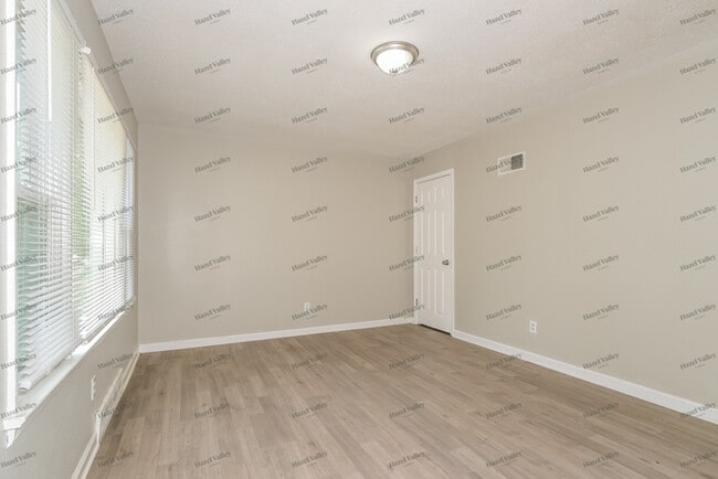 Photo - 1430 Broadlawns Ln