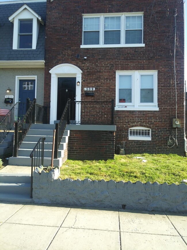 Photo - 1309 T St SE Casa