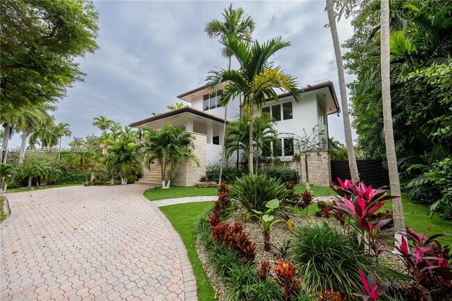 Building Photo - 7125 Los Pinos Blvd