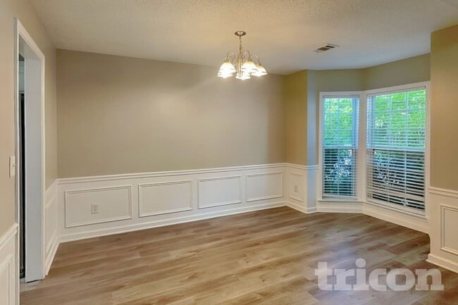 Photo - 411 Yarrow Way