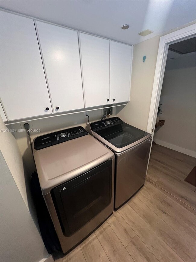 Photo - 3520 Oaks Way Unidad 607