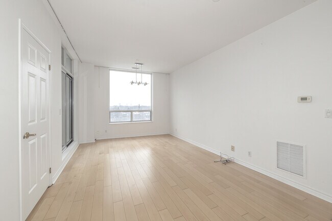 Photo - 980 Yonge St