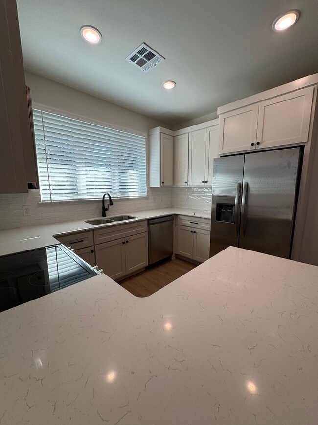 Photo - 3 Bed | 2 Bath Luxury Duplex | Move-in pro... Casa Adosada