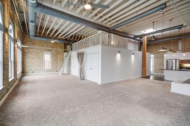 Photo - 109 26th St E