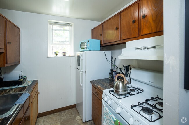 B 1BR, 1BA - 675SF - Kitchen
