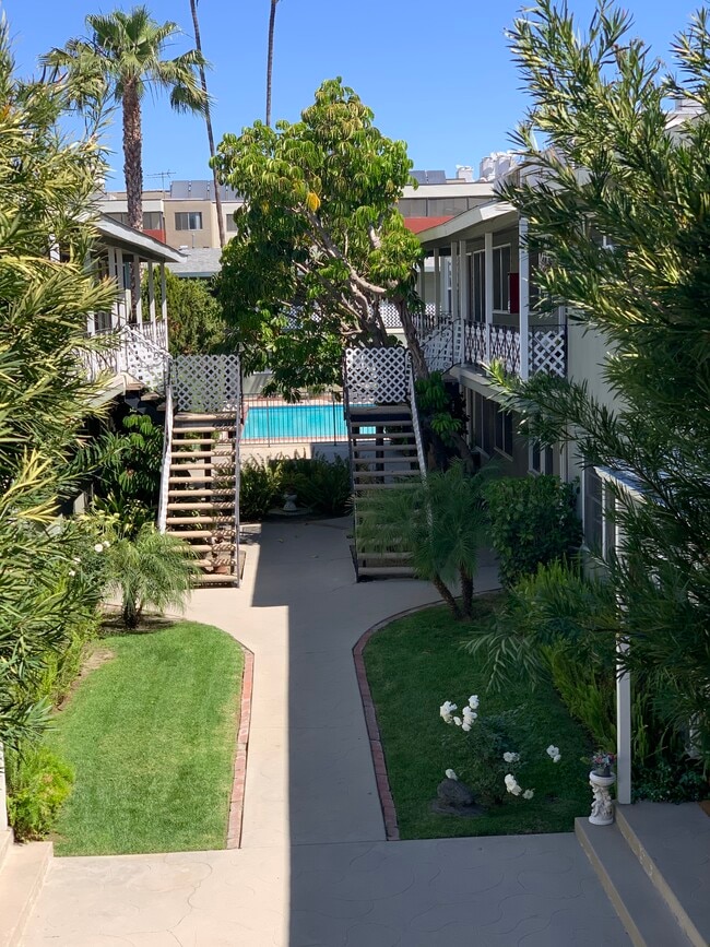 11927 Courtyard 2