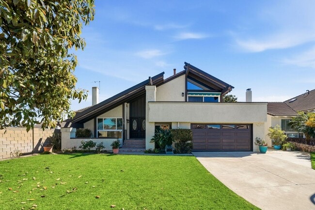 Building Photo - Gorgeously Updated 5 bedroom/3 bath House in Greenbrook!