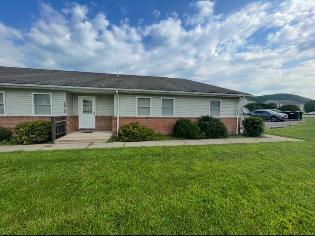 Building Photo - 1530 Briar Manor Rental