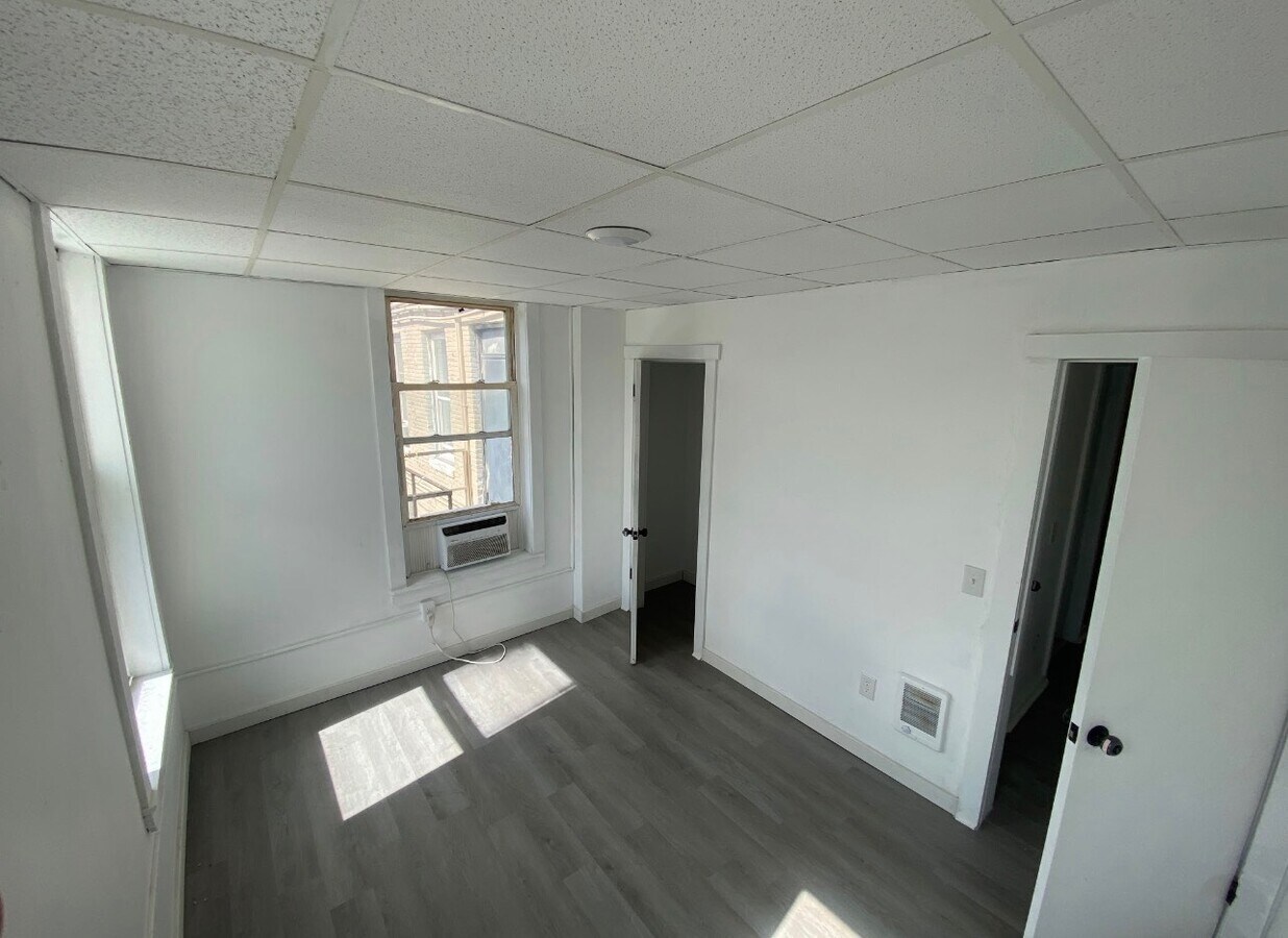 Photo - 43-45-45 N Broad St