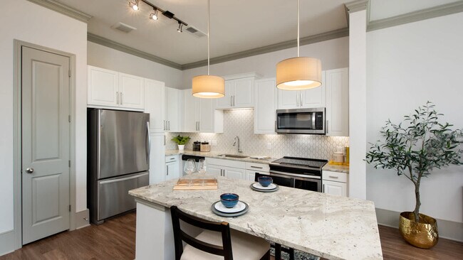 Cocina con electrodomésticos de acero inoxidable - The View at Woodstock