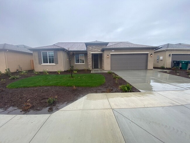 Building Photo - Newer 3 Bedroom 2 Bathroom Home in Tulare!