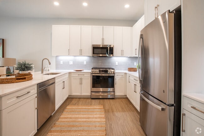 2 BR, 2 BA - 1,300 SQ FT