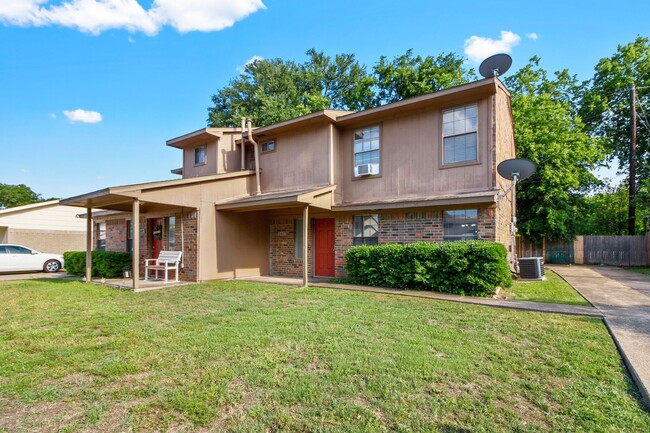 Photo - 2425 Lakeview Cir Apartment Unit #2427