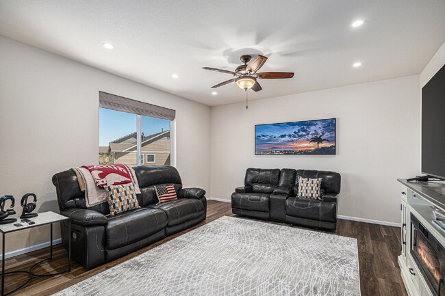 Photo - "Luxurious 5-Bed Oasis with Finished Basem... Apartment