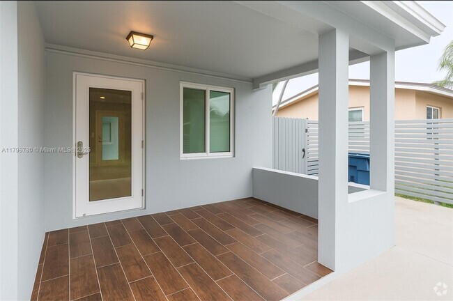 Building Photo - 9340 SW 24th St Rental