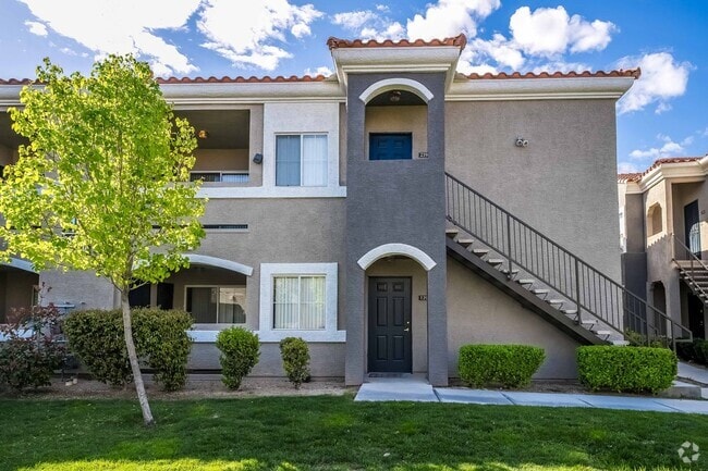 Building Photo - 3 Bedroom Open Layout Condo in Gated Commu...