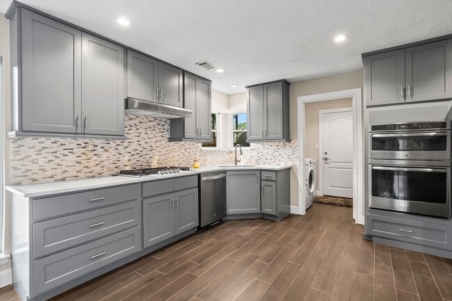 Building Photo - 11715 Park Creek Dr