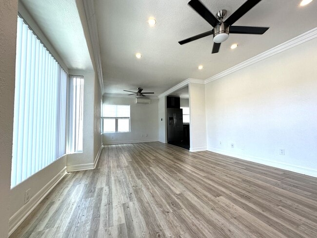 Building Photo - North Park/Hillcrest- Modern and Spacious 2 Bedroom with 2 Car Garage, Washer/Dryer and AC. Unit 3524