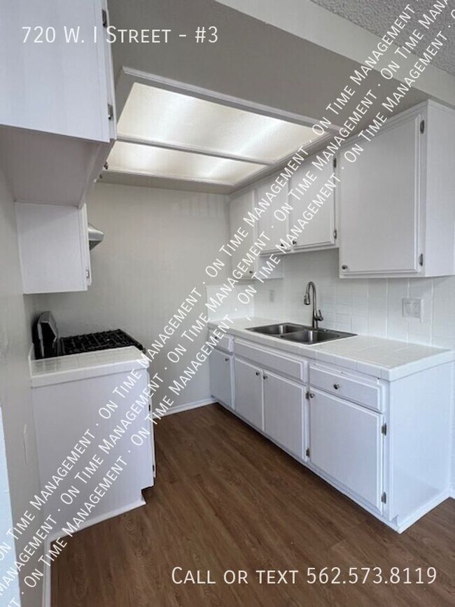 Upper One Bedroom with Vinyl Planks and lo... Apartment Unit 3 Los