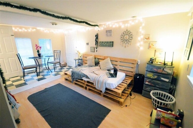 Photo - 907 E 38th St