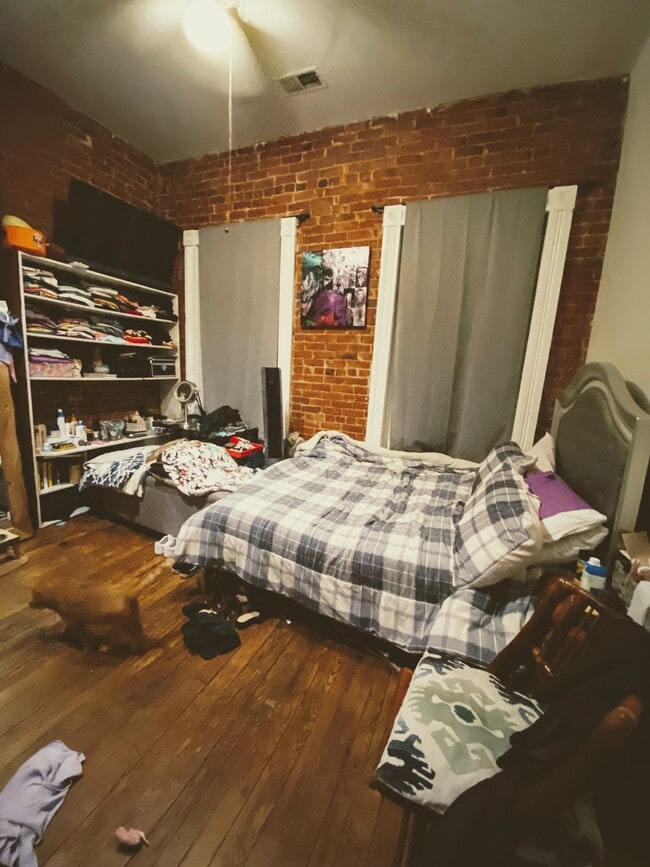 Bedroom 1 - 212 W Broad St Unidad #3