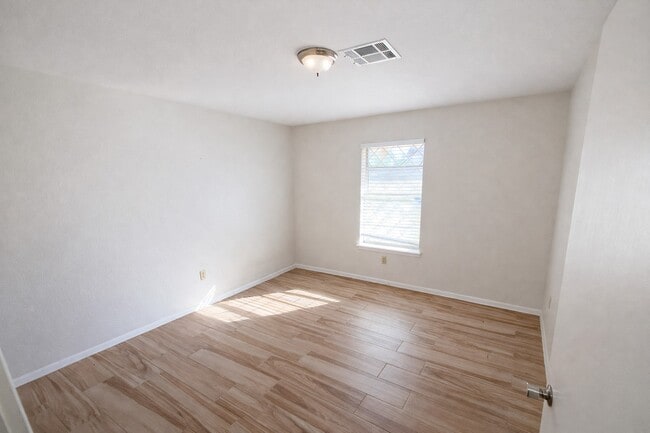 Photo - 21547 Binford Rd