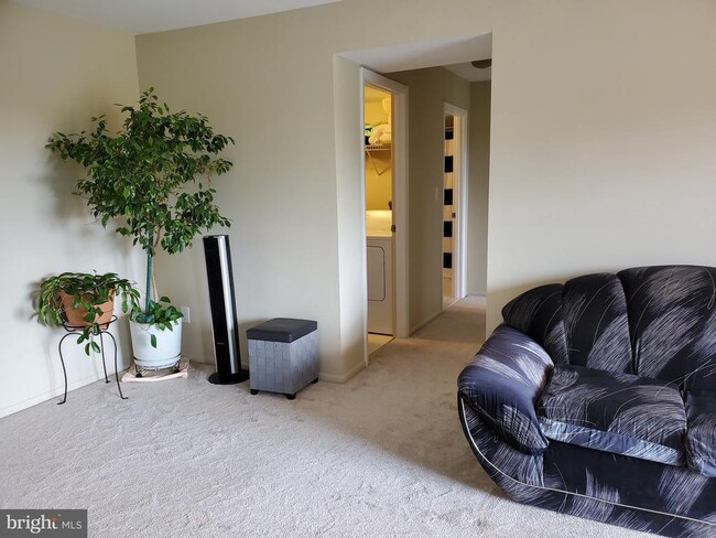 Building Photo - 1100 Lisadale Cir Unit 2D Rental
