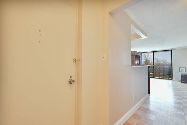 Photo - Luxury and fully updated studio in Americana Centre in downtown Rockville