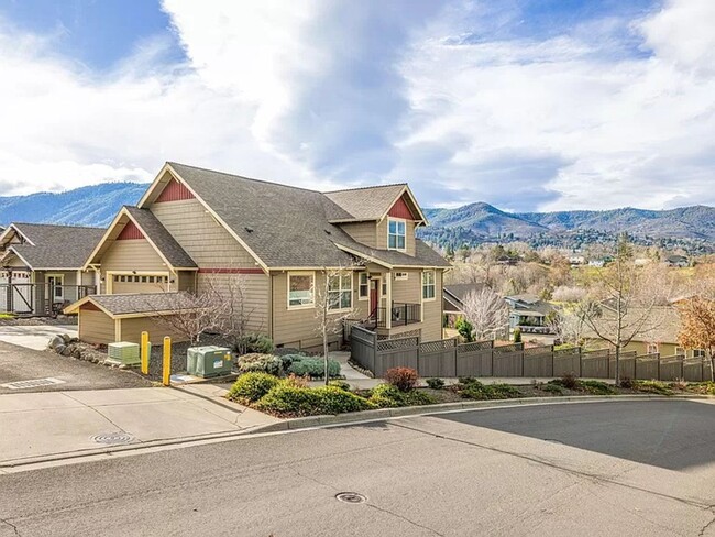 Custom view home in Central Ashland locati... - Custom view home in Central Ashland locati...