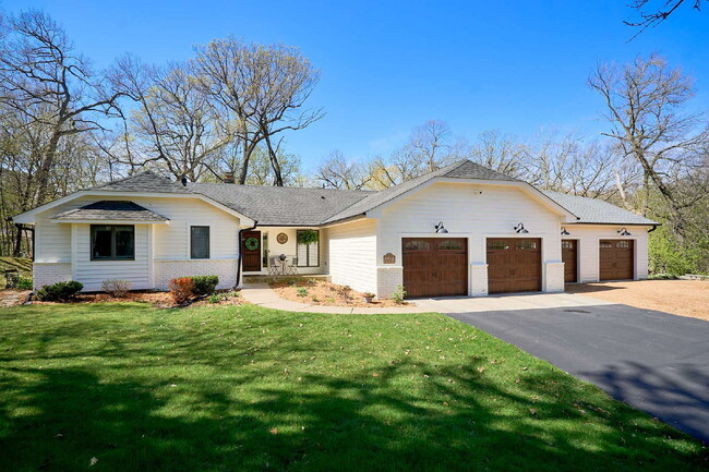 Building Photo - 1832 Essex Rd