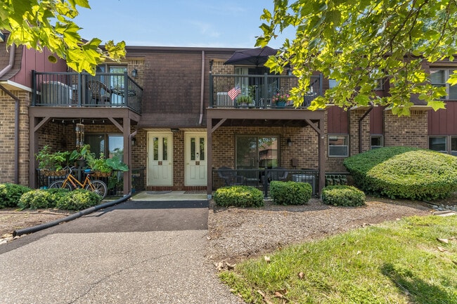 Building Photo - 707 Nottingham Way Unit 707 Nottingham Way Rental