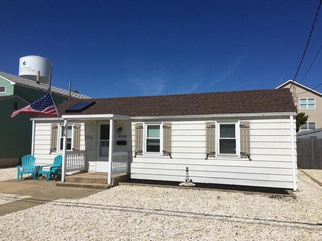 Exterior front. Driveway parking - 104 7th Ave