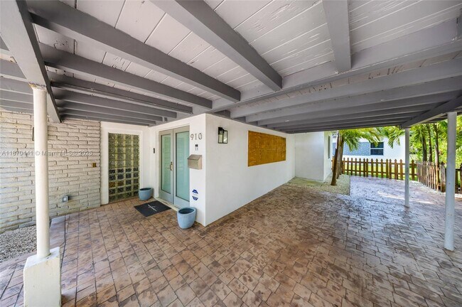 Photo - 910 NE 81st St