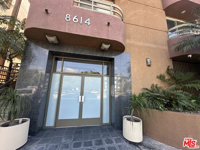 Building Photo - 8614 Burton Way Unit 103