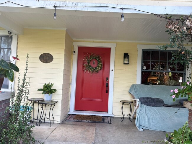 Photo - 839 N Orange Dr Unidad Loft Above Main House