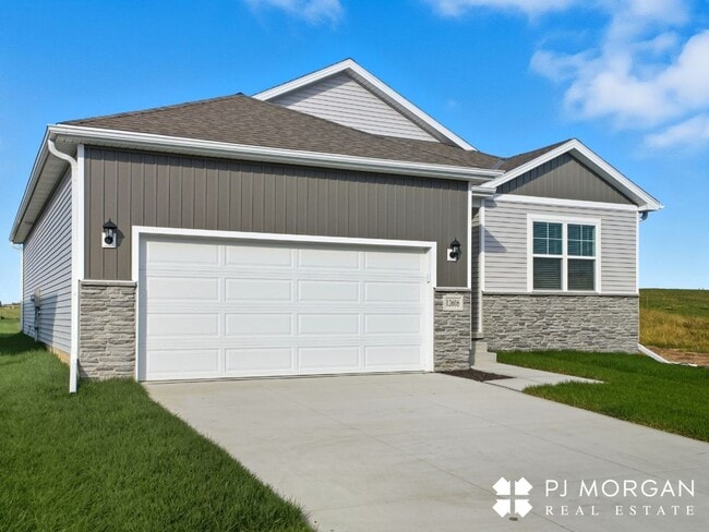 Photo - Spacious, Stylish, and Ready for You!