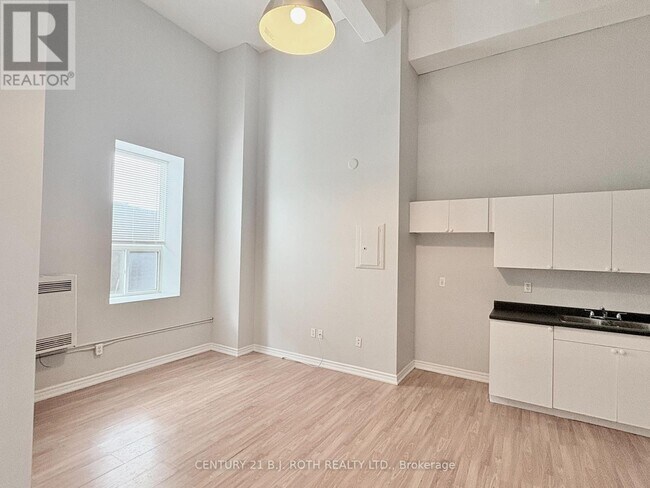 Photo - 19 Dunlop St W Unité 205