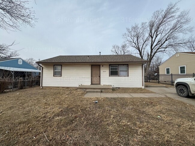 Building Photo - $1,025 - 3 bed 1 bath - Single Family Home *COMING SOON*