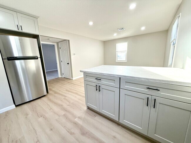 Photo - 1063 Tacoma St Unidad 2