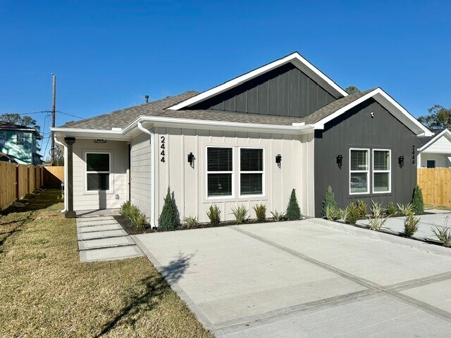 Building Photo - 2444 Carmel St