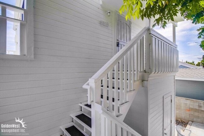 Building Photo - Comfortable Studio 1Ba with Private Deck i... Rental